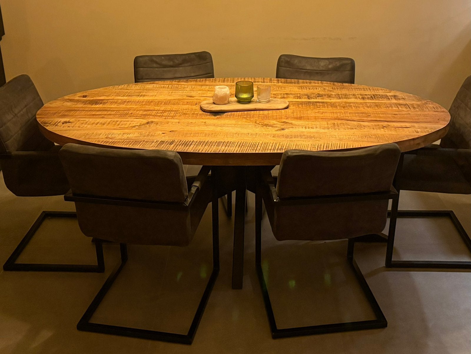 Eettafel ovaal Mango hout met zwart stalen onder frame, Ophalen, 100 tot 150 cm, 200 cm of meer, Zo goed als nieuw