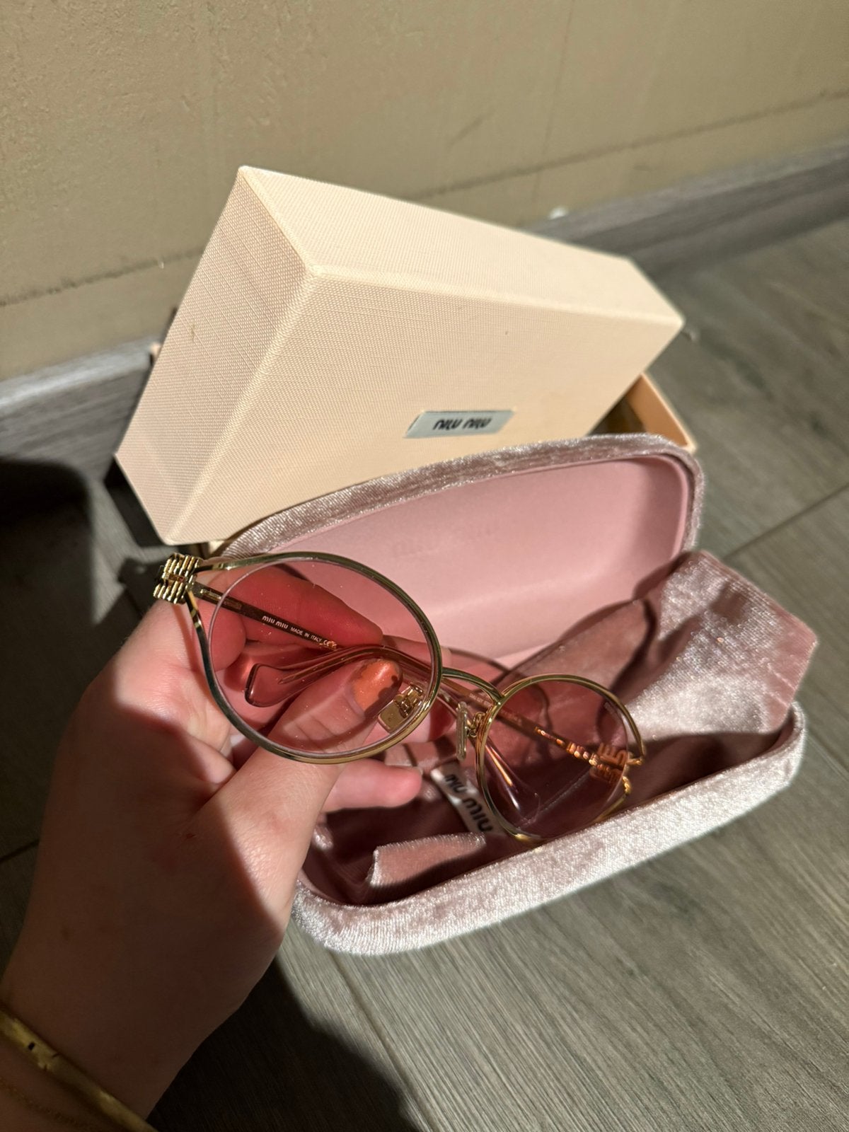 Miu miu zonnebril goud roze, Ophalen of Verzenden, Zo goed als nieuw, Roze, Overige merken