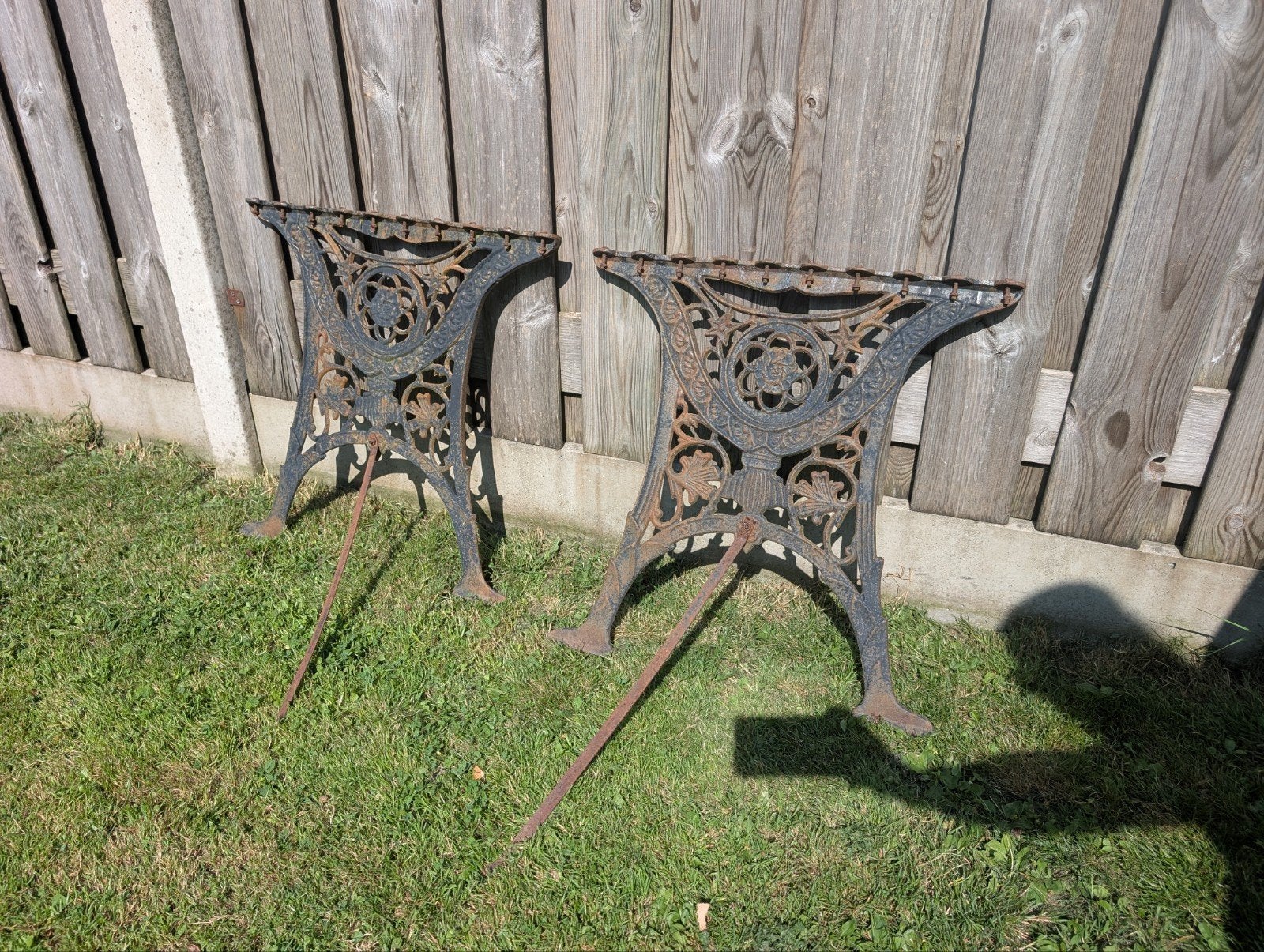 Antiek paar gietijzeren tafelonderstellen – 62 cm breed –, Tuin en Terras, Ophalen, Gebruikt, Metaal