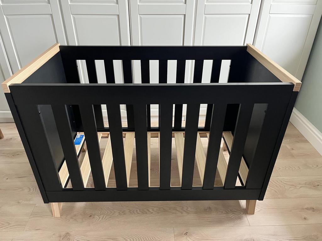 Stijlvol Zwart Ledikantje TWF met Houten Details, Kinderen en Baby's, Kinderkamer | Bedden, Ophalen, 70 tot 85 cm, 140 tot 160 cm