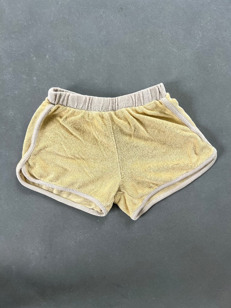 pastelgeel shortje in badstof, Kinderen en Baby's, Kinderkleding | Maat 110, Broek, Gebruikt, Jongen of Meisje, Ophalen of Verzenden