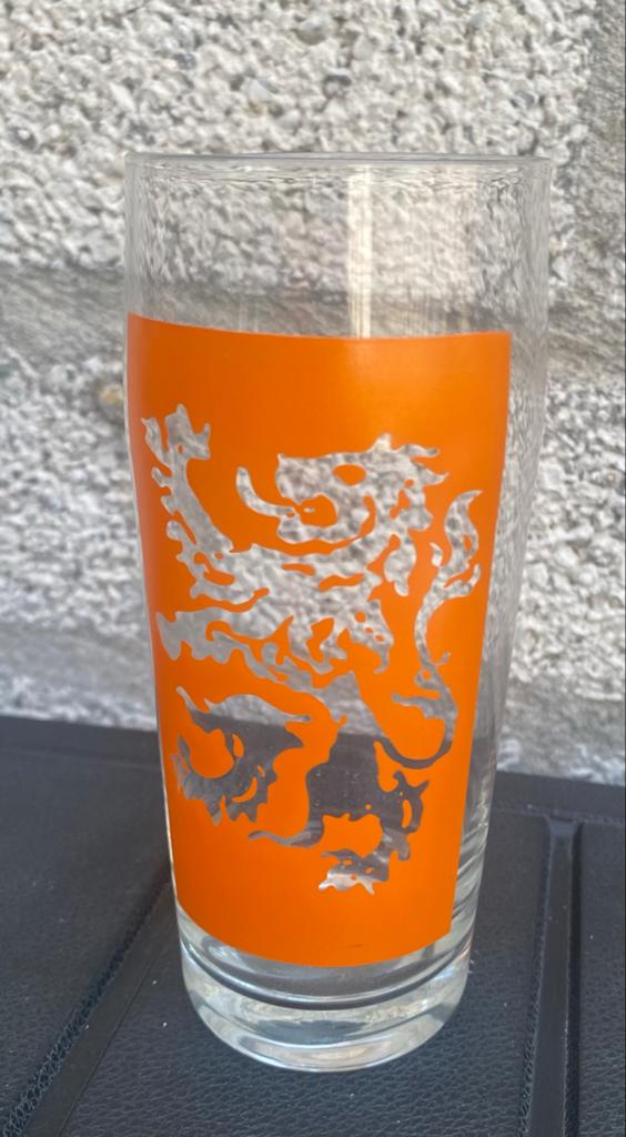 Bierglas met de oranje Nederlandse Leeuw. Hoogte 13, Ophalen of Verzenden, Zo goed als nieuw, Glas of Glazen, Overige merken