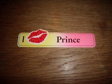 Artiesten sticker I kiss Prince 11 x 2 cm, Verzamelen, Ophalen of Verzenden, Zo goed als nieuw, Bedrijf of Vereniging