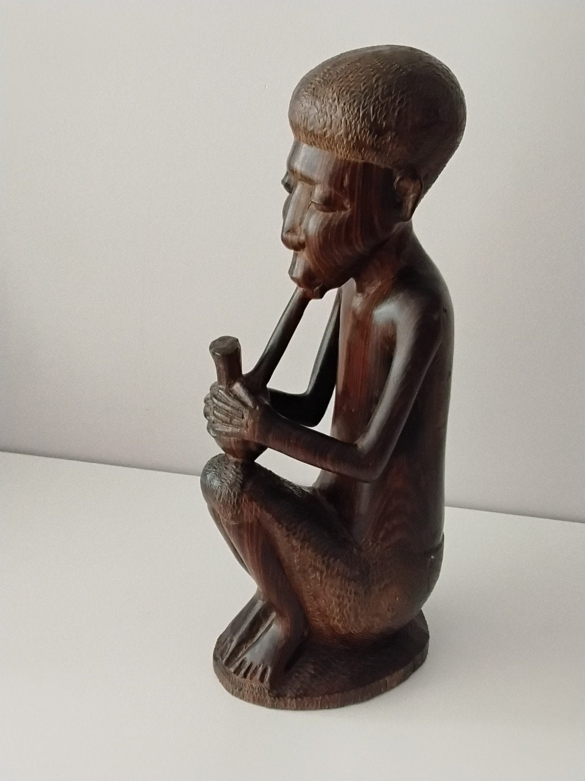 Mozambique   -   houten beeldje - man met pijp, Antiek en Kunst, Houtsnijwerk, Ophalen of Verzenden, 20 - 50 cm, Hout
