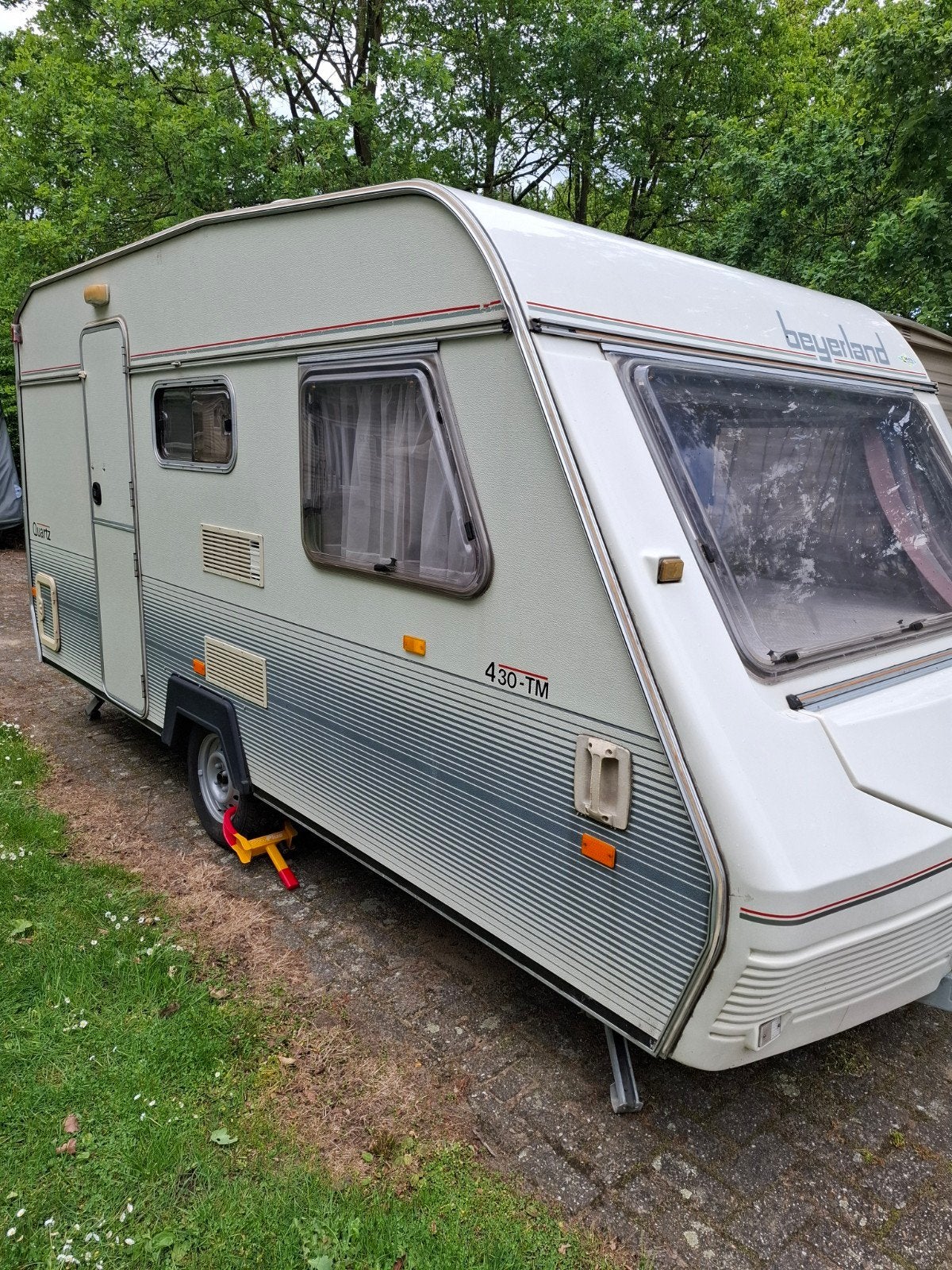 Beyerland Quartz 430 TM - Compacte en complete caravan, Caravans en Kamperen, Treinzit, Particulier, 4 tot 5 meter, Koelkast