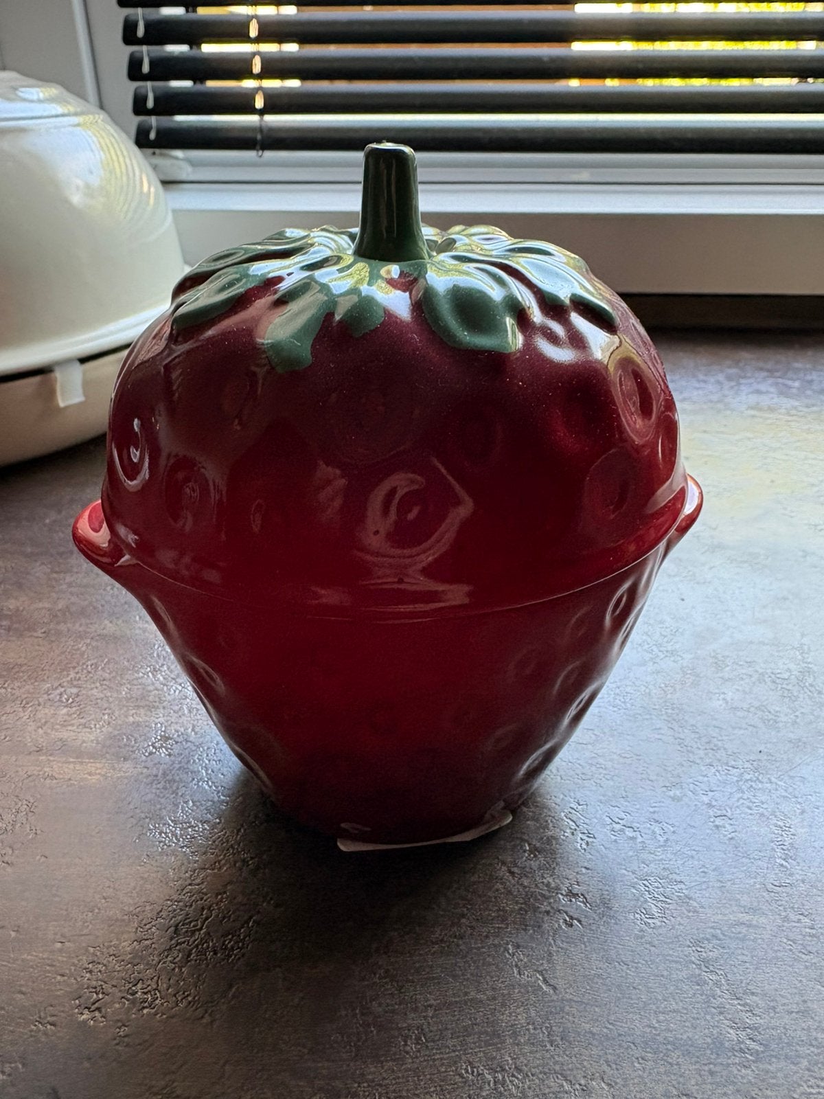 Le creuset strawberry casserole, Ophalen of Verzenden, Nieuw