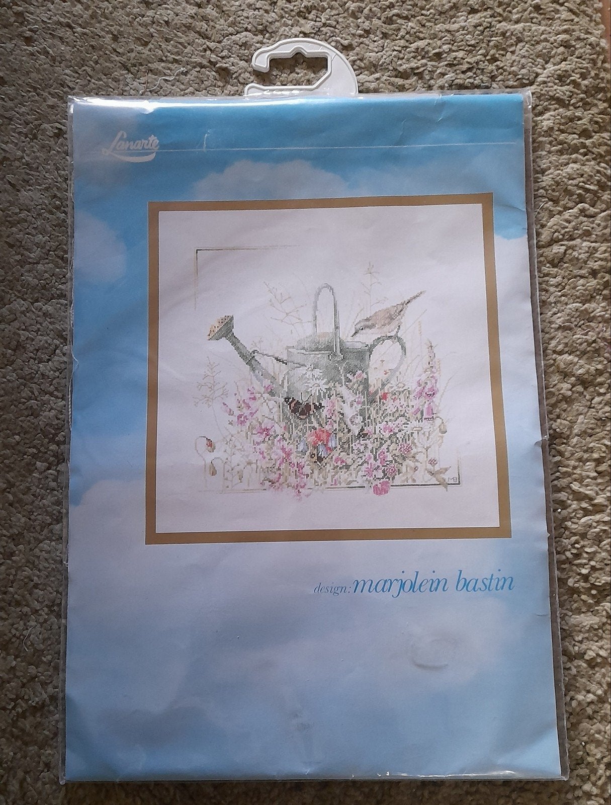 Nieuw: Lanarte borduurpakket Marjolijn Bastin gieter bloemen, Ophalen of Verzenden, Nieuw, Handborduren, Borduurpakket