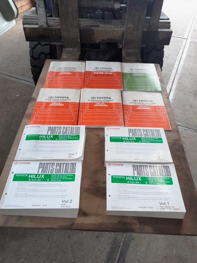 Toyota Hilux Repair munuals/Hi lux Parts catalog Jaren 80/90, Ophalen of Verzenden, Zo goed als nieuw, Toyota