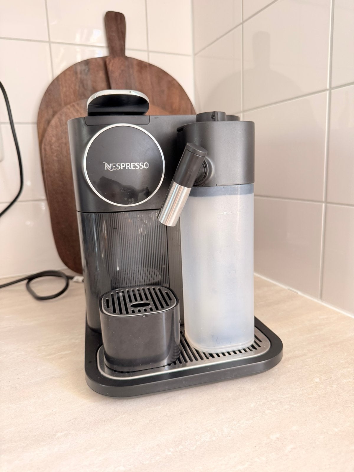 Nespresso DE LONGHI Gran Lattissima, Witgoed en Apparatuur, Ophalen of Verzenden, Zo goed als nieuw, Koffiemachine