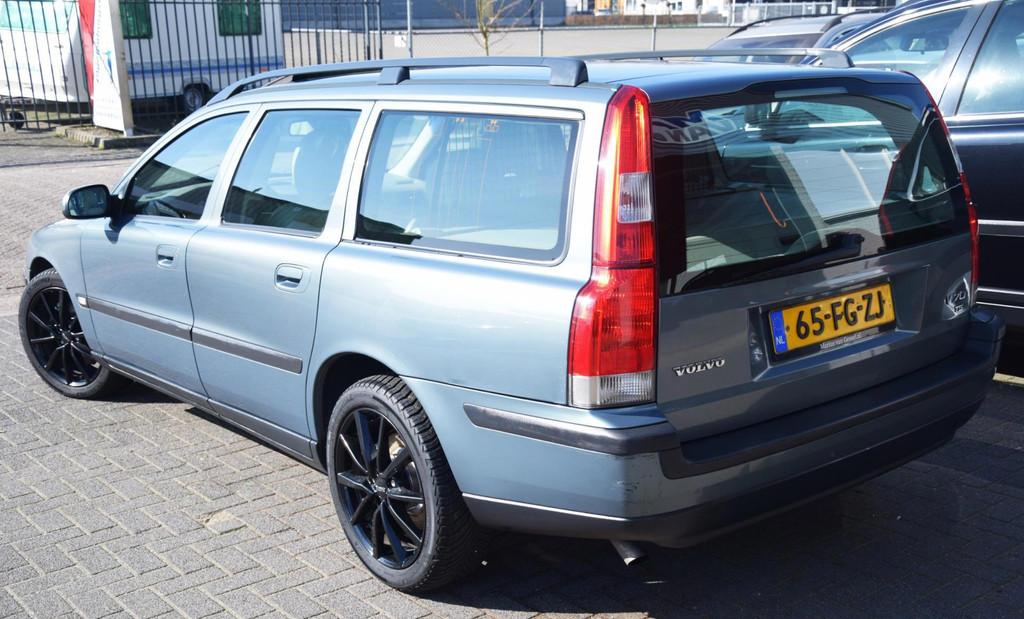 Volvo V70 2.3 T-5 Automaat & Leer 250 pk, Auto's, Beige, Stoelverwarming, 93 €/maand, Onderhoudsboekje