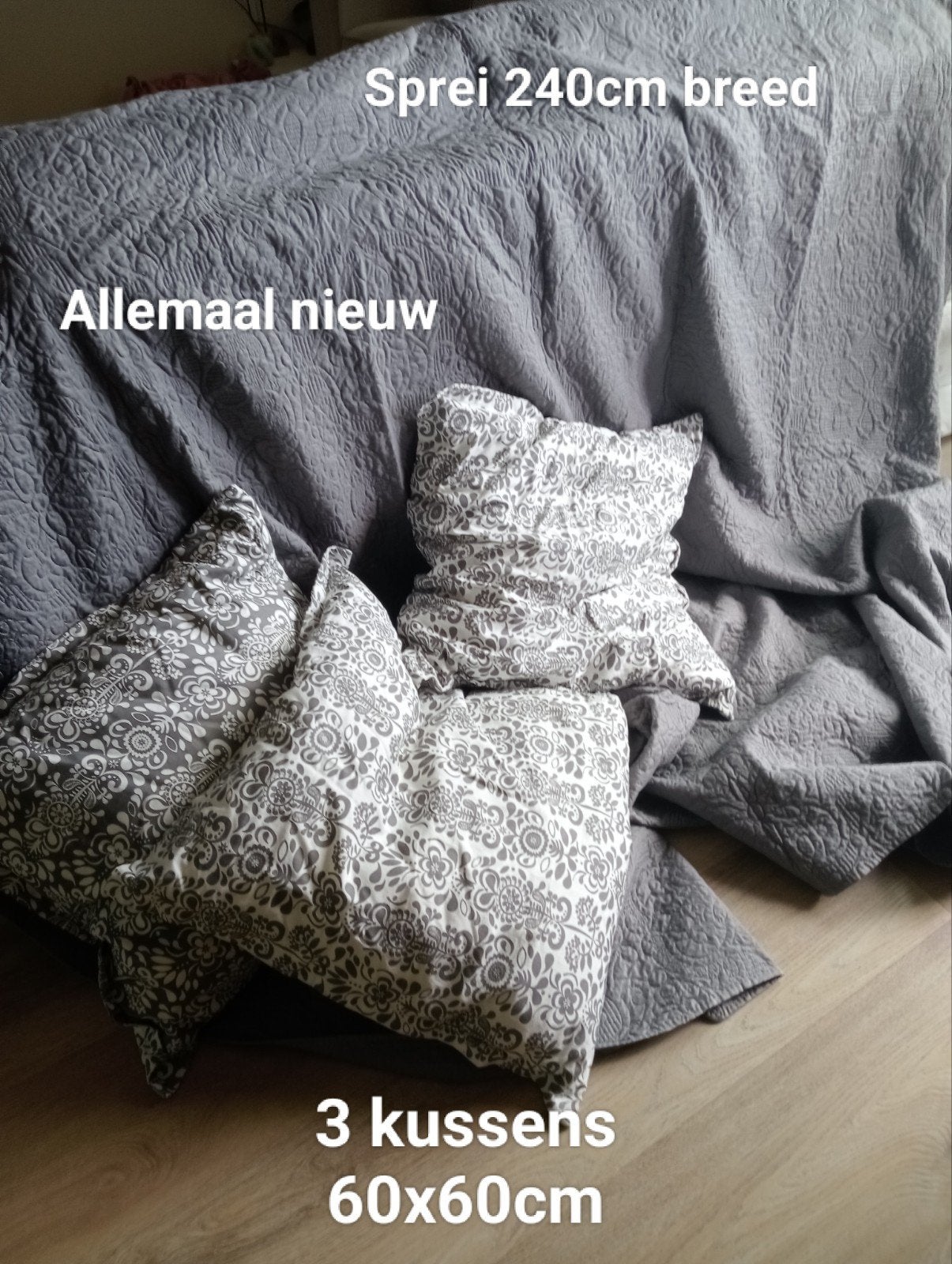 Nieuwe grijze sprei 240cm met 3 bijpassende kussens, Dubbelzijdig, Vierkant, Nieuw, Ophalen of Verzenden
