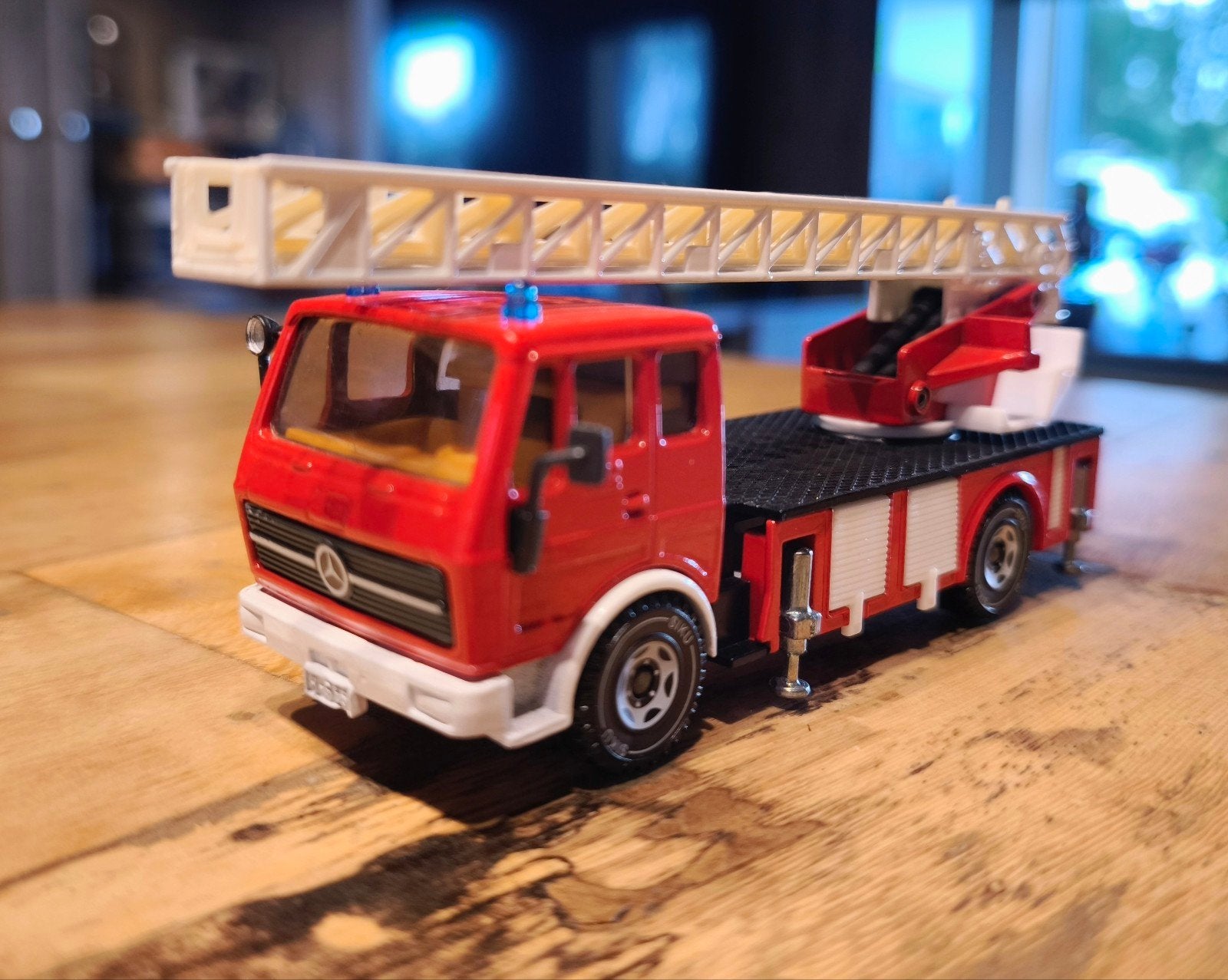 Mercedes ladderwagen brandweer., Ophalen of Verzenden, Gebruikt, Bus of Vrachtwagen, SIKU