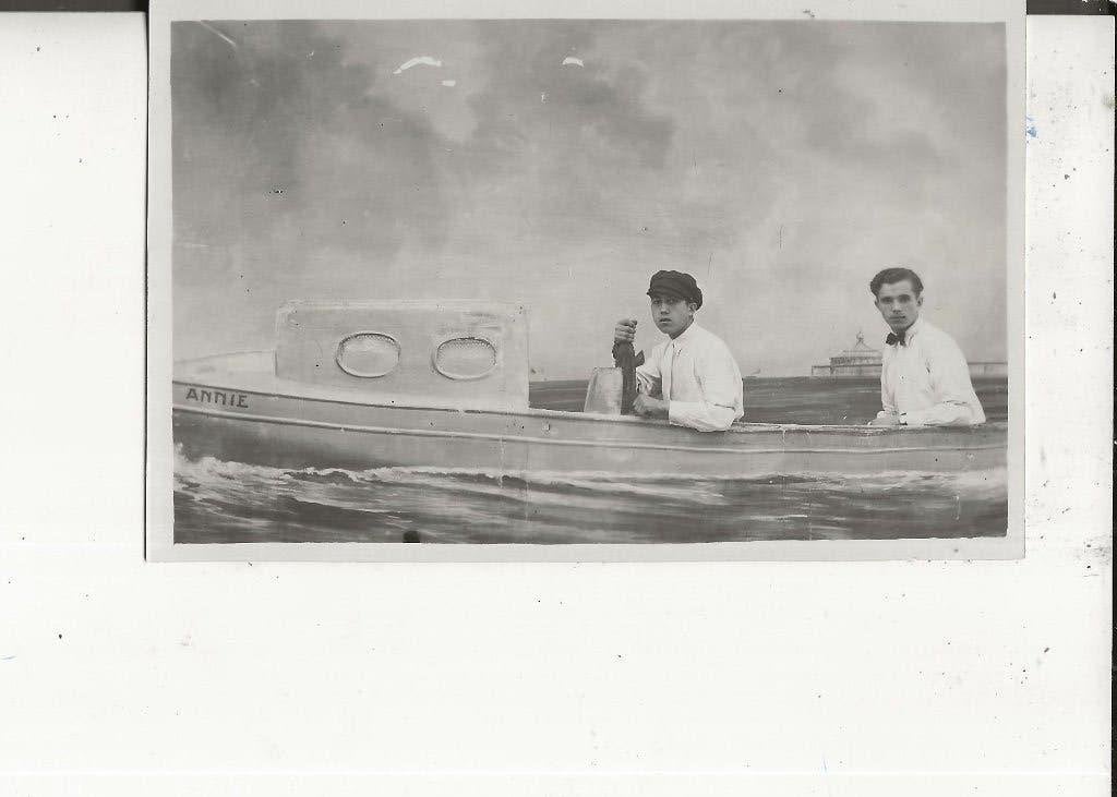 Scheveningen 2 mannen in de Annie voor wandelhoofd Fotokaart, Ophalen of Verzenden, Voor 1920, Ongelopen, Zuid-Holland