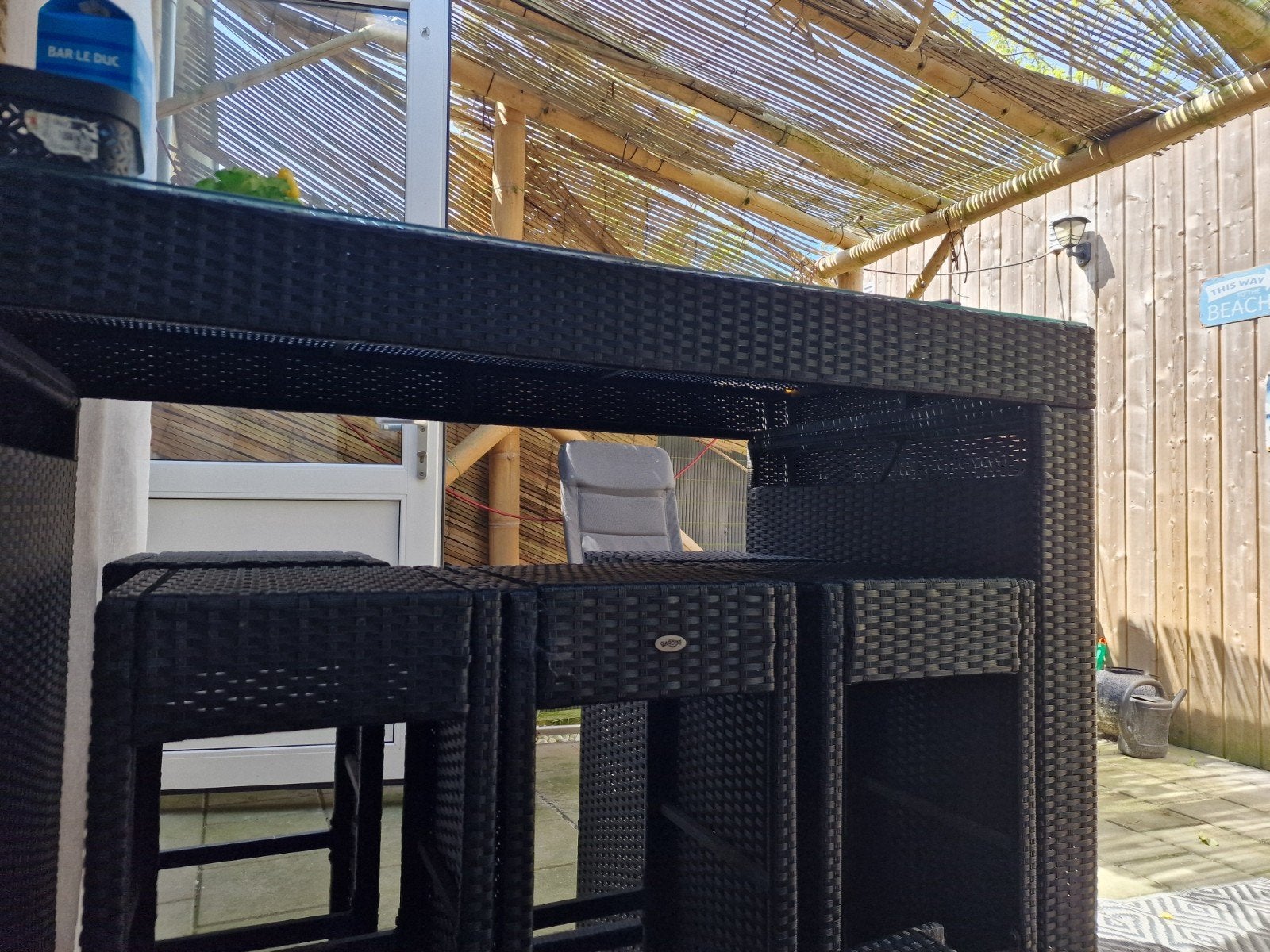Bartafel met dikke glazen plaat en 6 krukken van wicker., Ophalen, Gebruikt