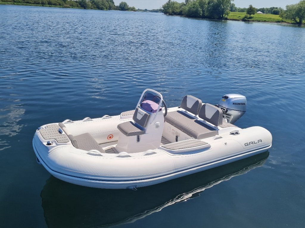 Gala V330 incl.15 pk Honda & ZB-Rib trailer, Watersport en Boten, Rubberboten, Ophalen, Aluminium, 15 pk, Zo goed als nieuw