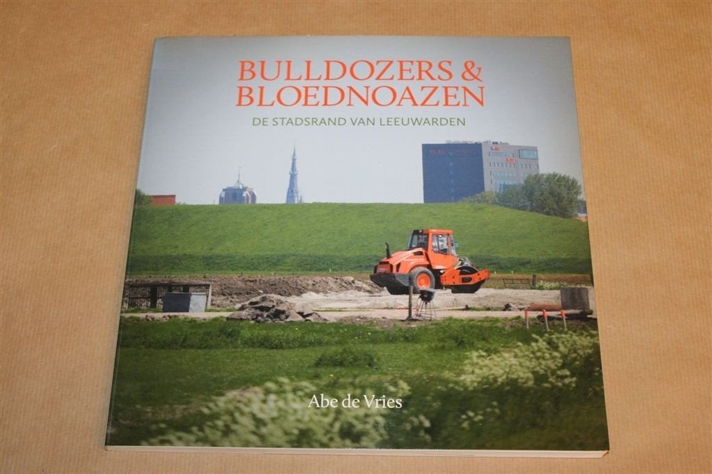 Bulldozers... — Fotoboek Stadsrand Leeuwarden, Gesigneerd, Ophalen of Verzenden, Gelezen
