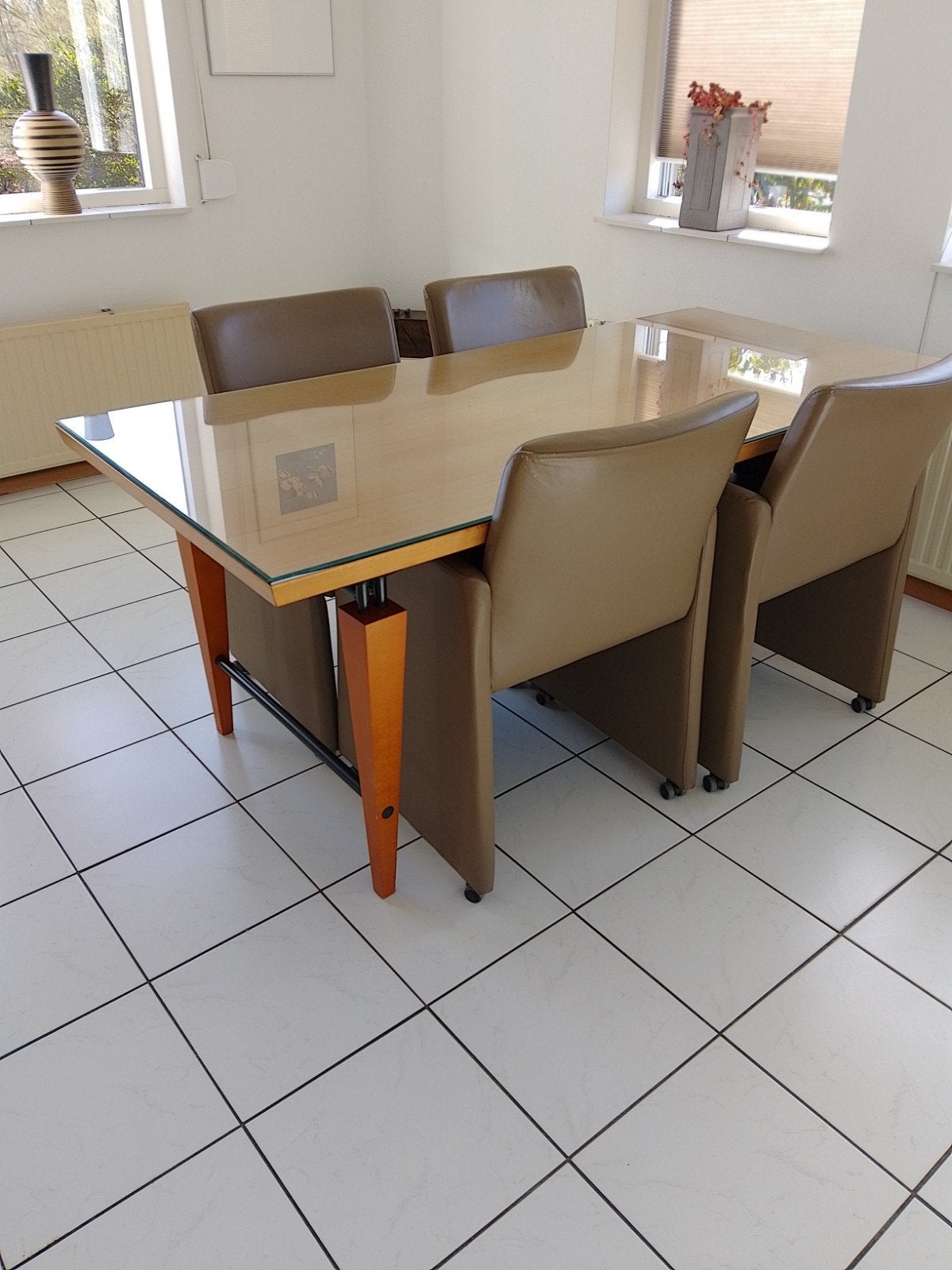 design eetkamertafel met vier leren stoelen op wieltjes., Ophalen, Gebruikt, Modern, 4 tot 6 stoelen