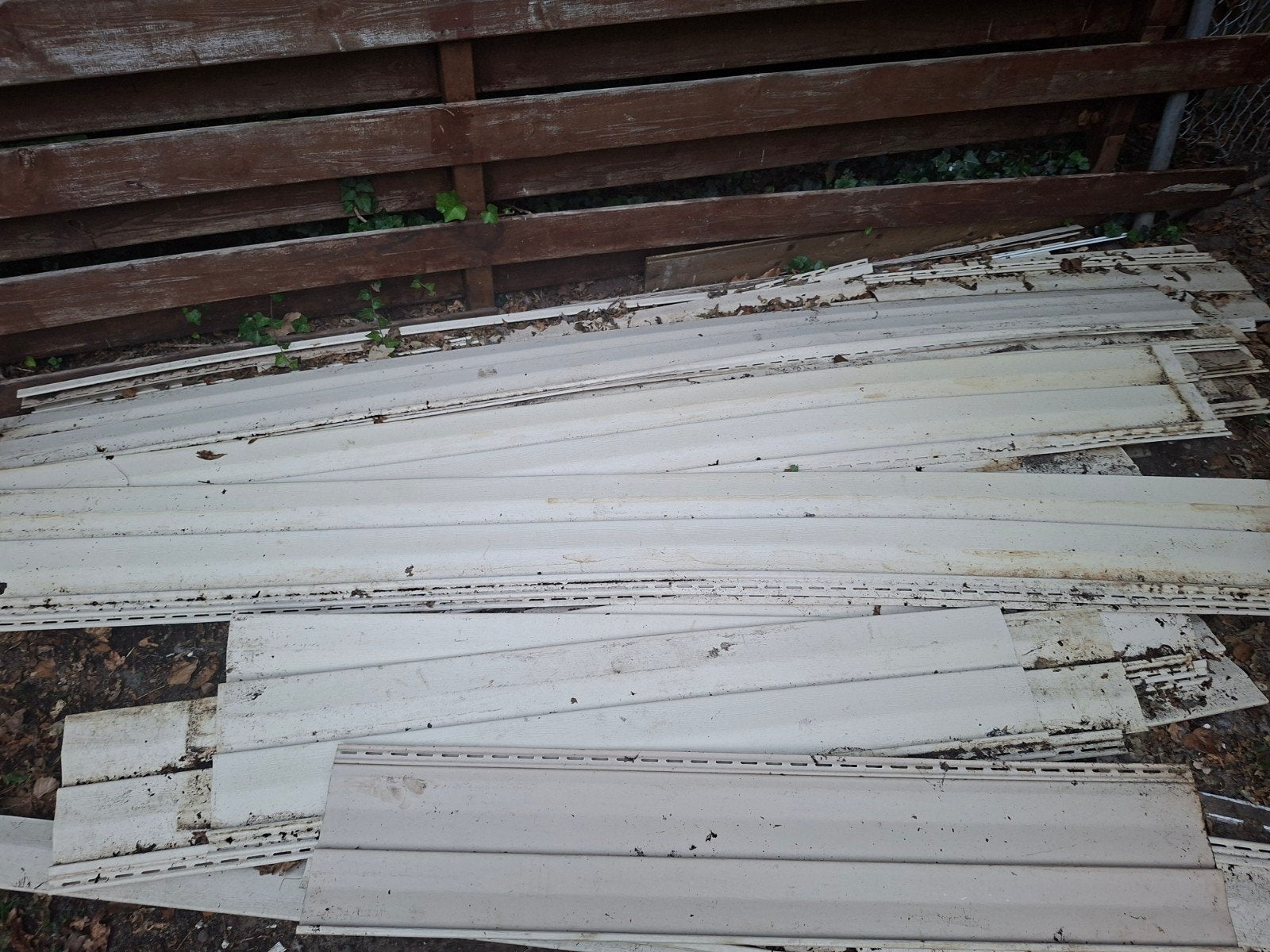 Gratis wit  gevelbekleding / kunststof schroten, Ophalen, Gebruikt, Overige materialen, 20 tot 50 mm