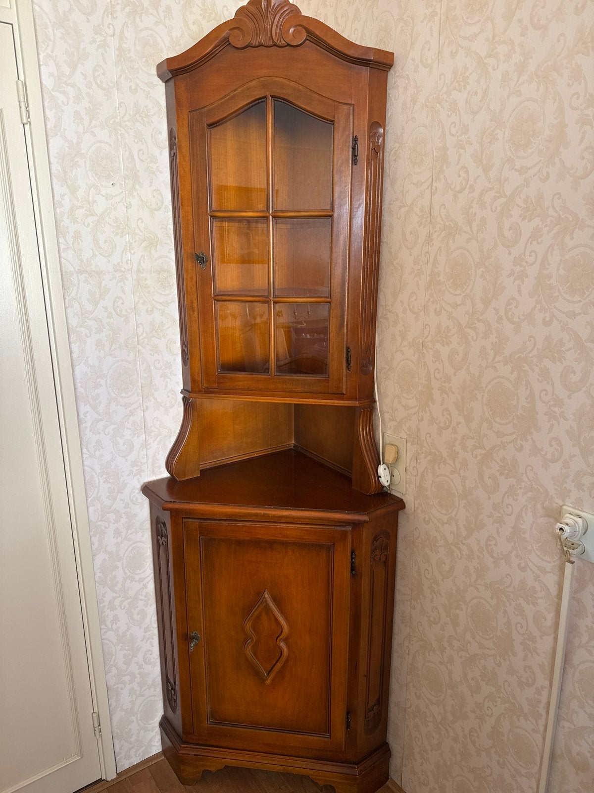 Elegante notenhouten hoekkast met glazen vitrine, Ophalen