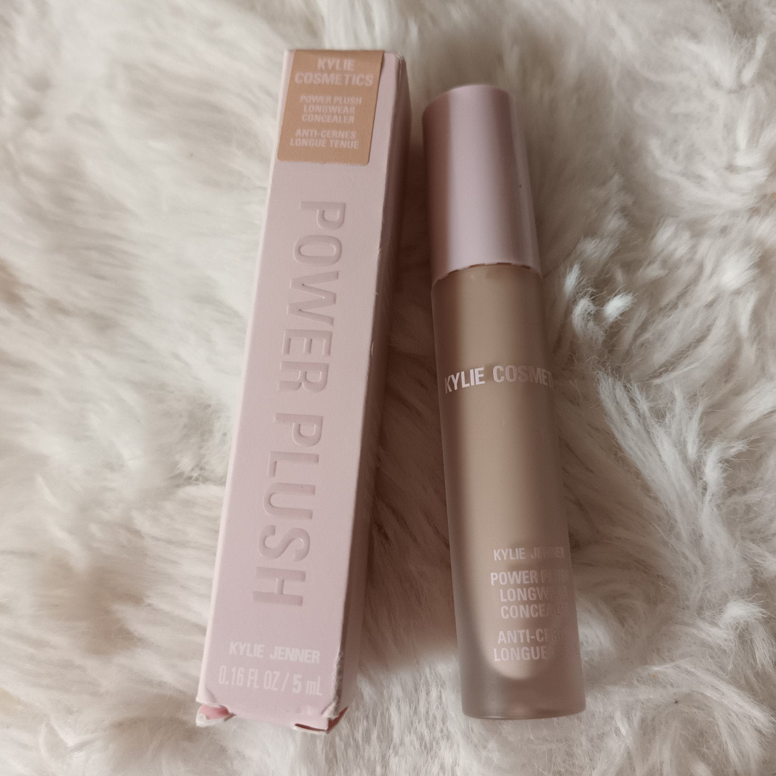 KYLIE JENNER longwear consealer...nieuw, Ophalen of Verzenden, Nieuw, Handen en Nagels