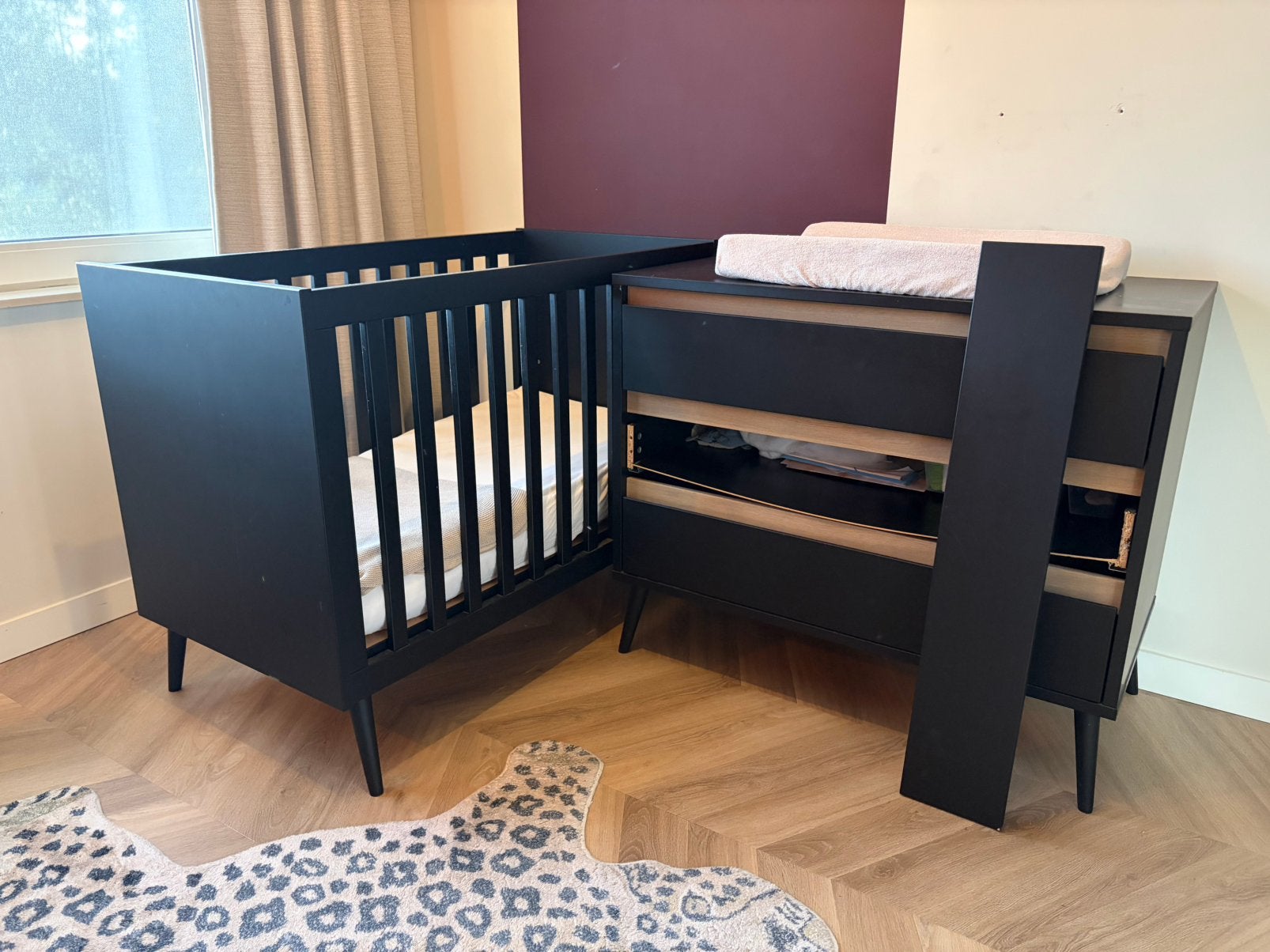 Babybed / Ledikant zwart Europe Baby Sterre + Gratis Commode, Ophalen, Gebruikt, Ledikant