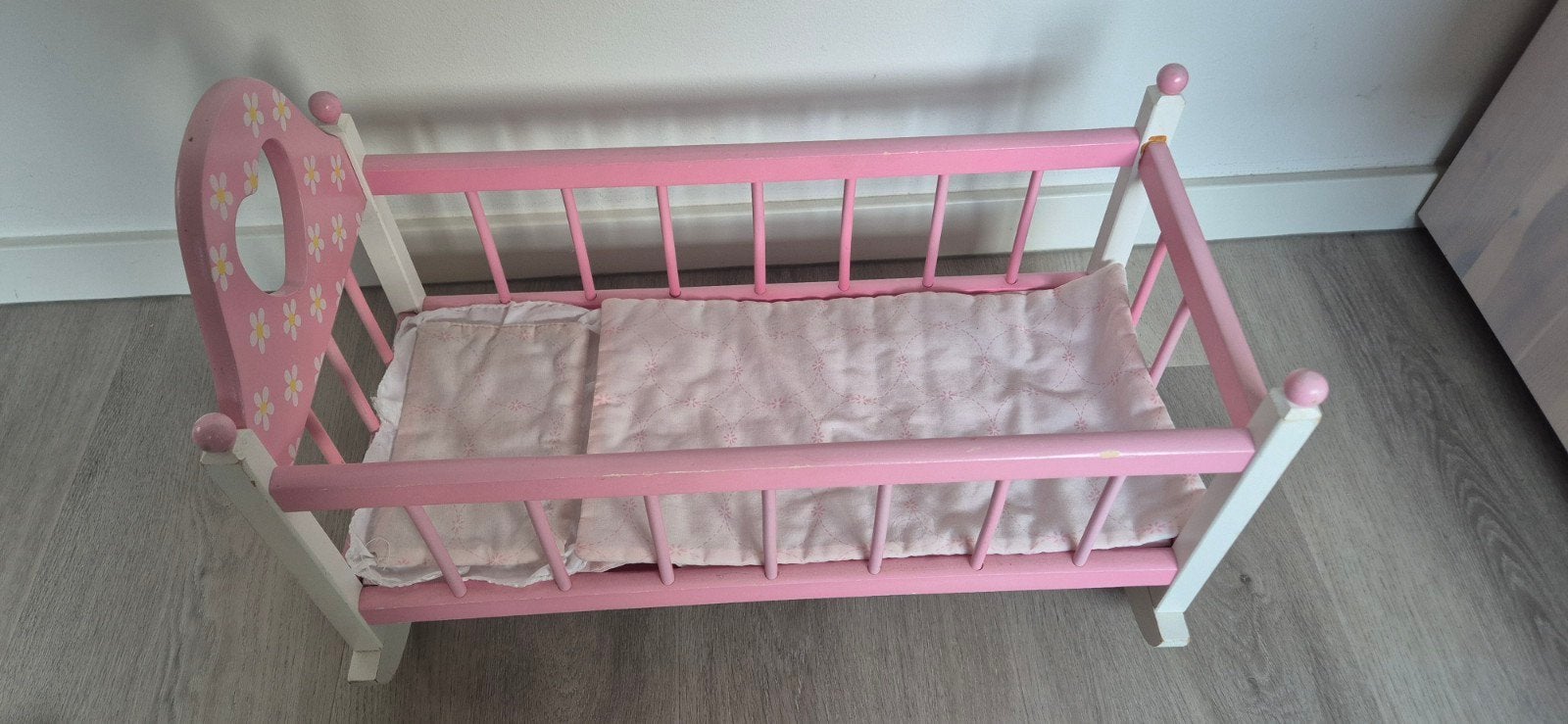Roze houten poppenwieg met beddengoed, Ophalen of Verzenden, Gebruikt, Babypop