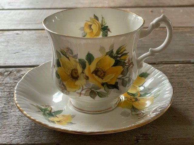 Vintage kop en schotel. Royal Standard porselein. Gele bloem, Ophalen