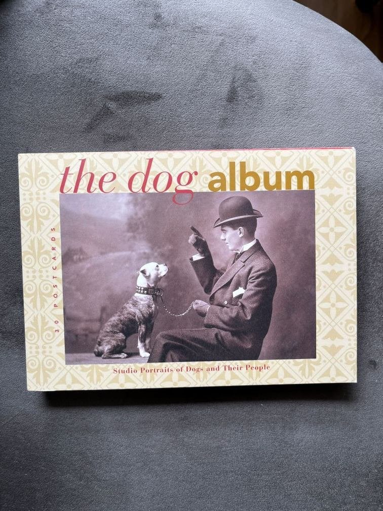 The Dog Album - 30 Postkaarten van Honden en Mensen, Foto, Ophalen of Verzenden, Zo goed als nieuw, Voor 1940