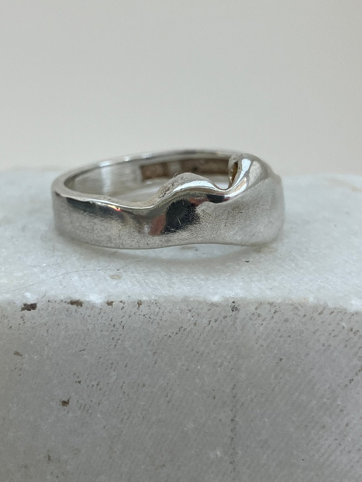 Fins design ring, Sieraden, Tassen en Uiterlijk, Ringen, Zo goed als nieuw, Dame, 17 tot 18, Zilver, Ophalen of Verzenden