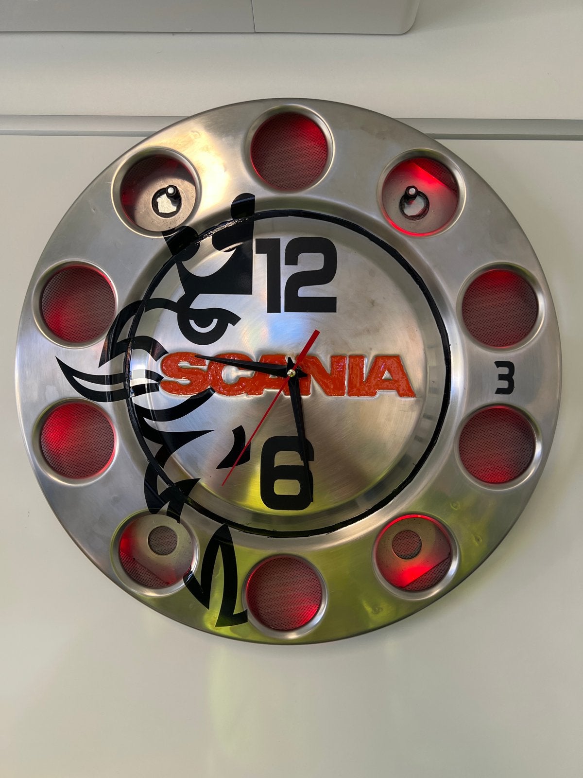 Scania Klok met Kleurverlichting - Uniek Design, Analoog, Ophalen of Verzenden, Modern, Overige merken