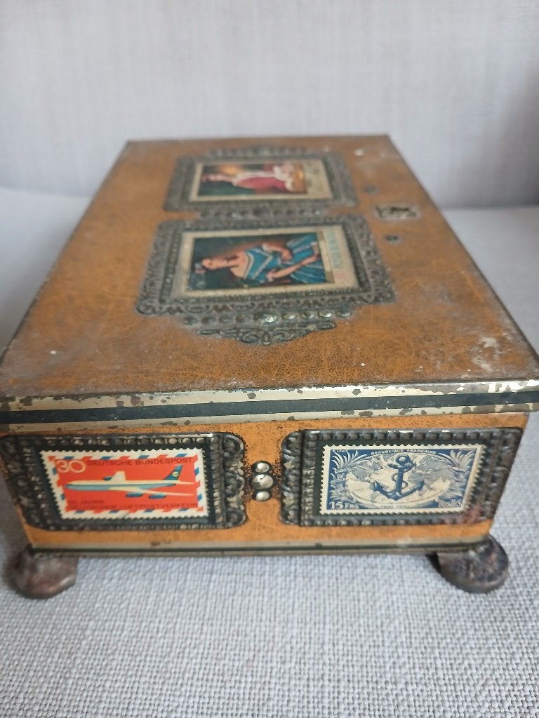 Vintage metalen blik met postzegels en leeuwenpootjes, Ophalen of Verzenden, Gebruikt, Overige