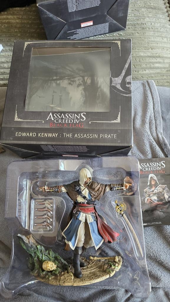 Assassin's Creed Black Flag Edward Kenway beeldje, Verzamelen, Ubisoft Collectibles, Zo goed als nieuw, Support@ubisoft.com, Ubisoft Entertainment S.A., 2 Cité de l'Innovation, 93697 Pantin Cedex, France