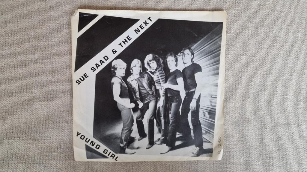 Single Sue Saad & The Next "Young Girl", Ophalen of Verzenden, Zo goed als nieuw, Pop