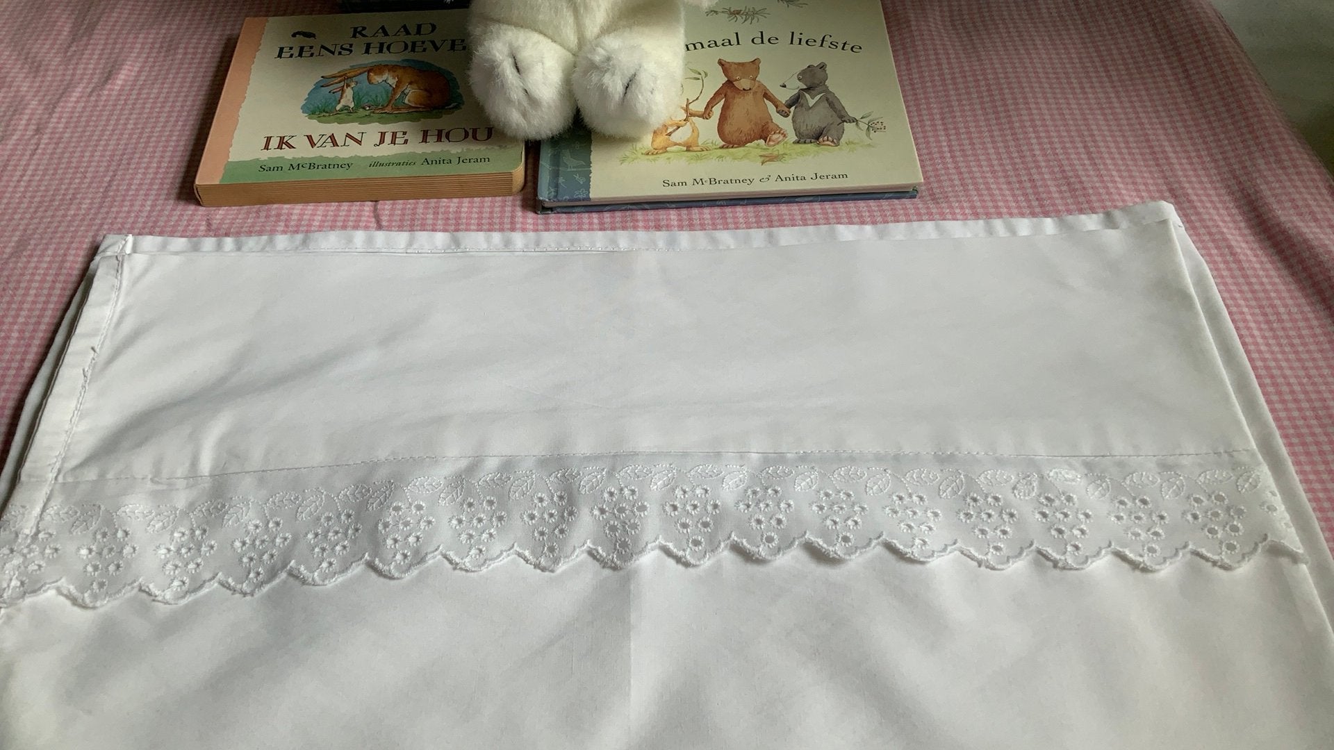 Wit katoenen kinderledikant laken met broderierand/140x90 cm, Ophalen of Verzenden, Gebruikt, Wit, Jongetje of Meisje