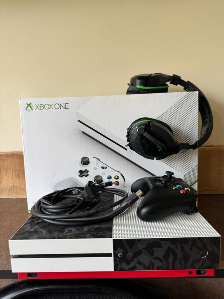 Xbox One S 500GB met controller en headset, Xbox One S, Ophalen of Verzenden, Zo goed als nieuw, Met 1 controller