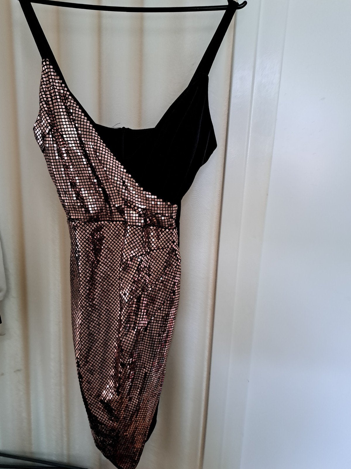 Zwarte pailletten jurk met goudkleurige details, Kleding | Dames, Zwart, Ophalen of Verzenden, Knielengte, Maat 36 (S)