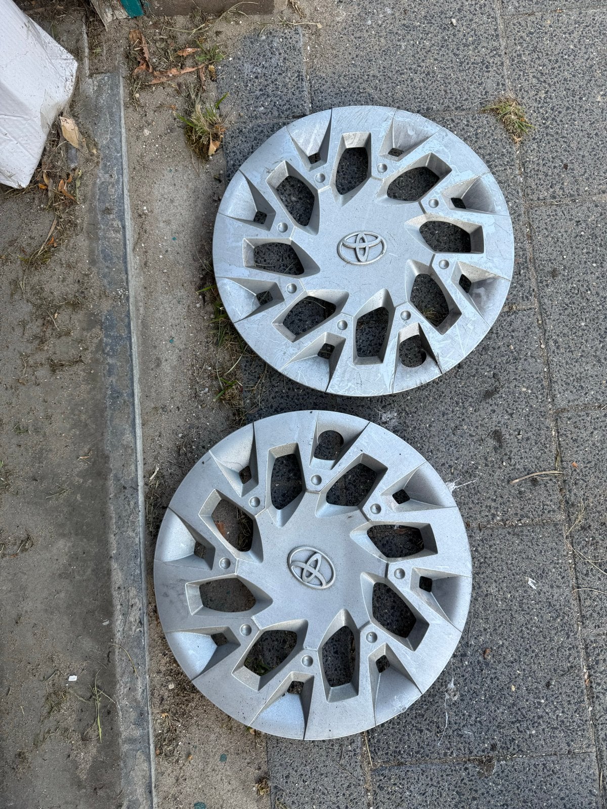 Twee Toyota aygo x wieldoppen - Gebruikt, Ophalen, Gebruikt