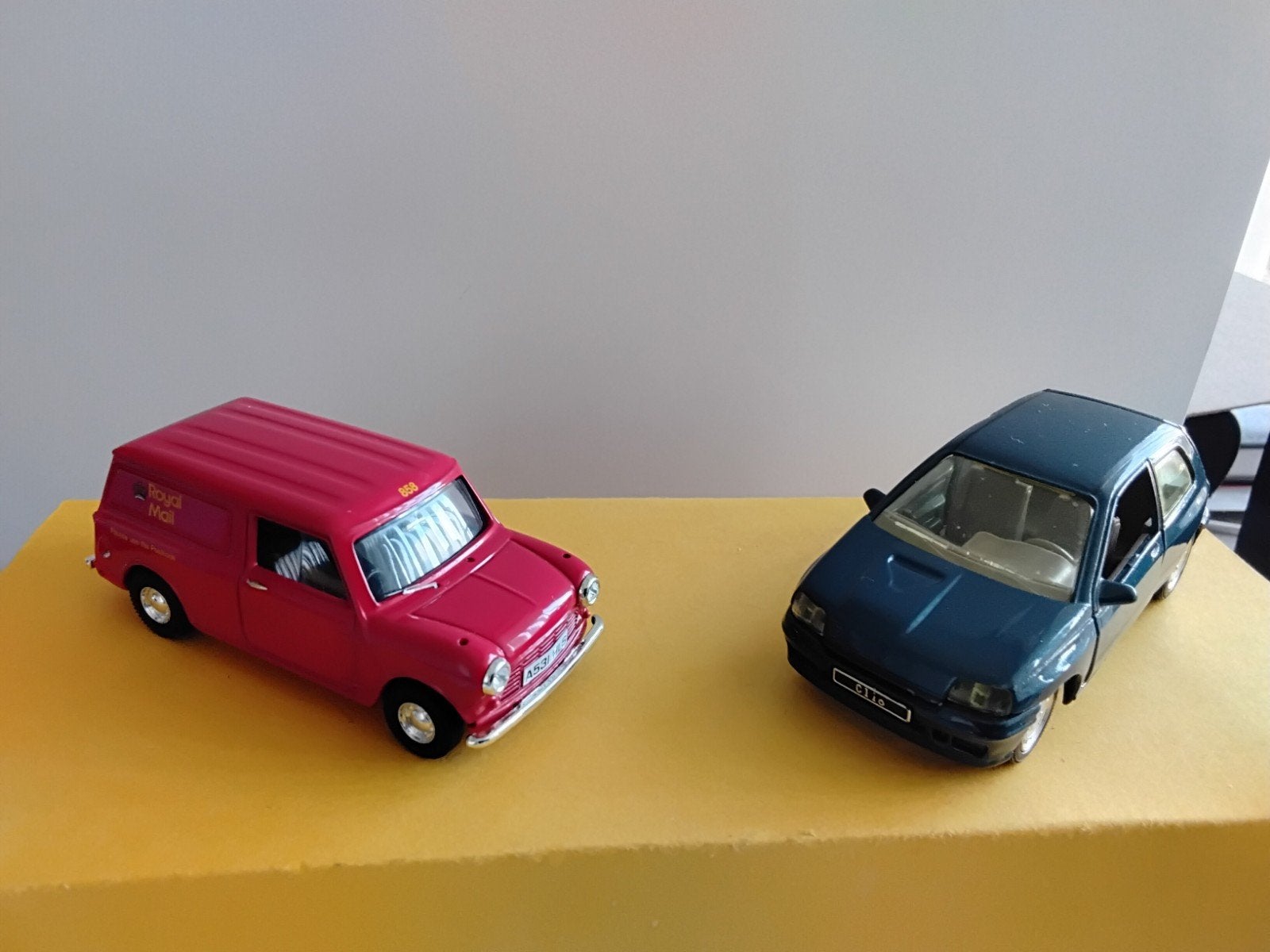 2  LEUKE  AUTO,S   MINI  VAN LEDO POST   RENAULT  CLIO, Ophalen of Verzenden, Auto, Overige merken
