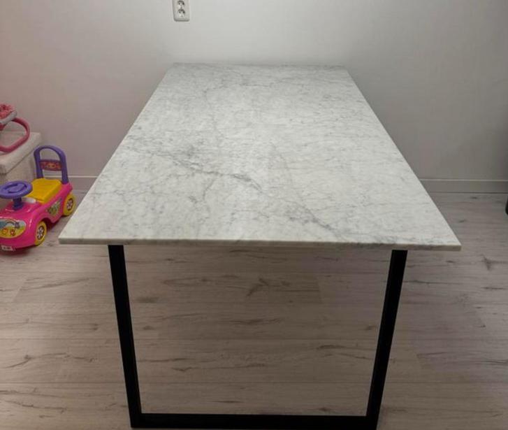 Elegante marmeren eettafel met zwart metalen onderstel, Huis en Inrichting, Tafels | Eettafels, Ophalen, Gebruikt, 50 tot 100 cm