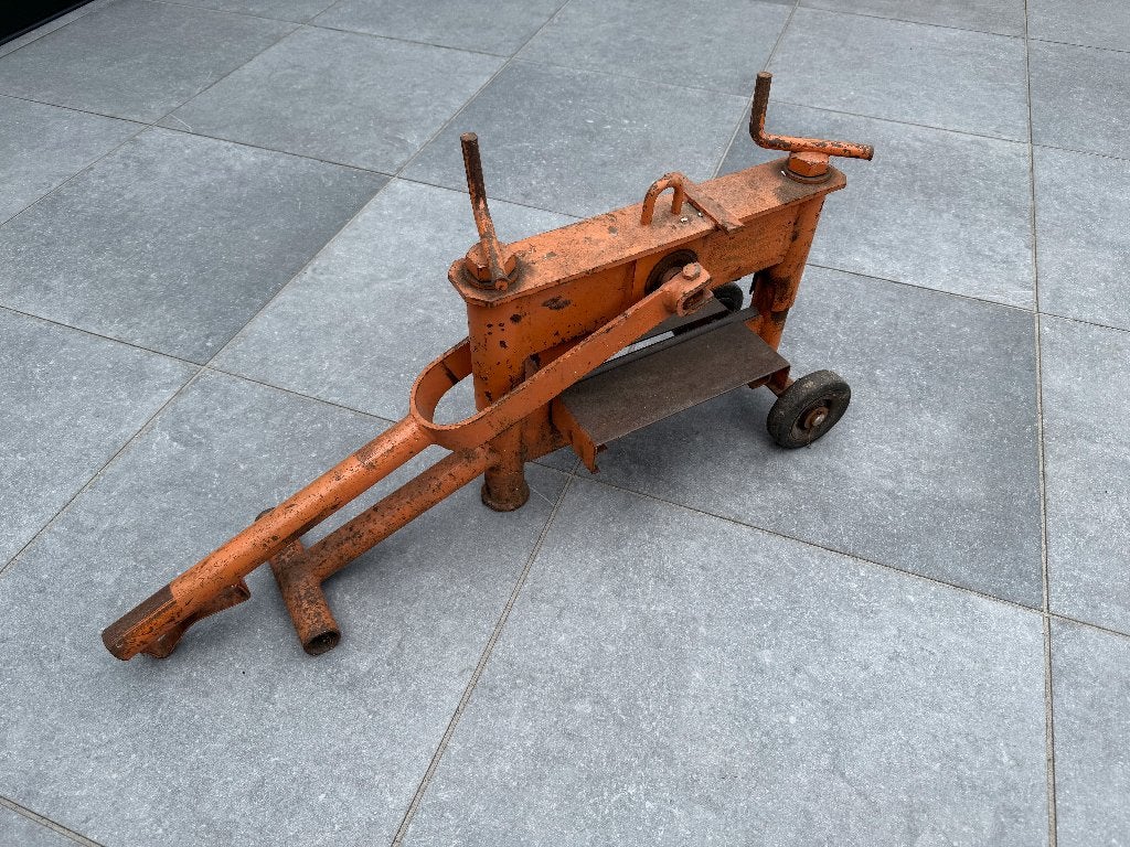 Steenknipper te huur, Ophalen