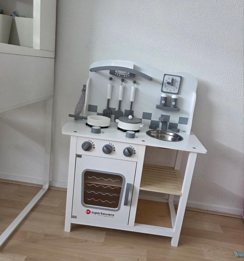 Houten speelkeuken met accessoires - Zo goed als nieuw, Kinderen en Baby's, Speelgoed | Speelkeukens, Ophalen, Zo goed als nieuw
