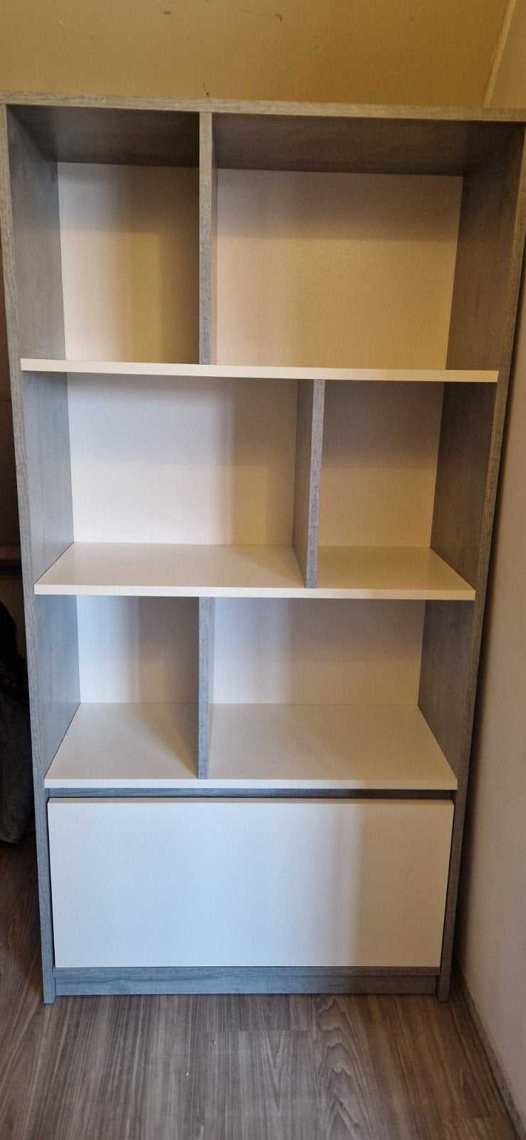 Boekenkast BILLUND Jysk wit/betonlook met lade en schappen, Huis en Inrichting, Kasten | Boekenkasten, Ophalen, Met plank(en)