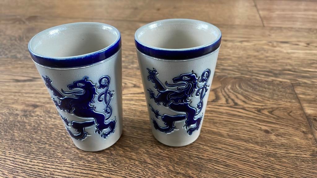 Goebel / Twee vintage Goebel bekers met blauwe leeuw erop., Antiek en Kunst, Ophalen of Verzenden