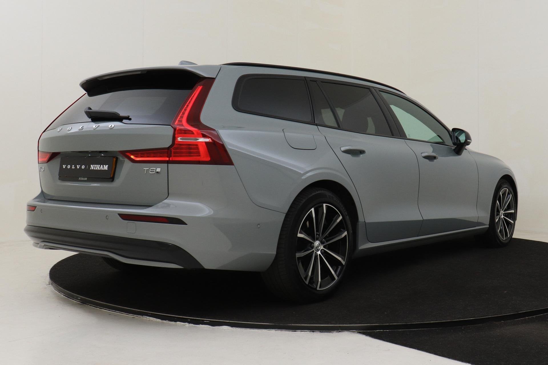 Volvo V60 T8 PLUG-IN HYBRID AWD PLUS DARK -PANO.DAK|HARMAN/K, Automaat, 12 maanden, Stof, Gebruikt