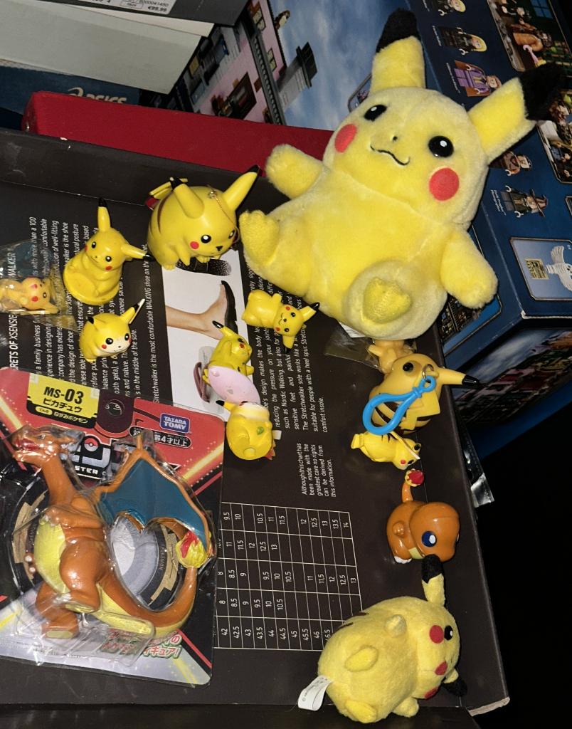 Partij pokemon figuren vnl Pikachu en Charizard, Ophalen, Zo goed als nieuw