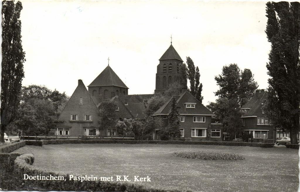 Doetinchem. Pasplein met R.K. Kerk - 1966 gelopen, Verzamelen, Ophalen of Verzenden, 1960 tot 1980, Gelopen, Gelderland