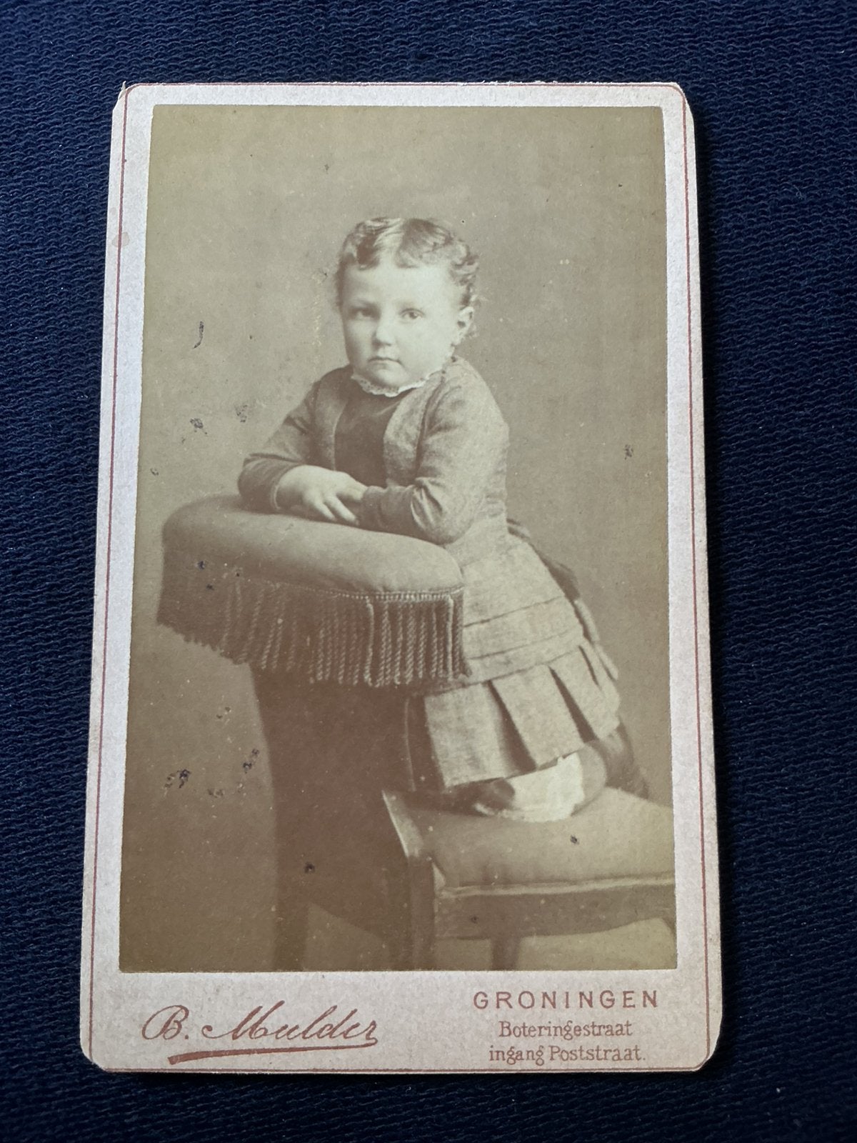 CDV, Meisje op stoel, B. MULDER, GRONINGEN, Carte de Visite, Ophalen of Verzenden, Voor 1940, Gebruikt, Foto