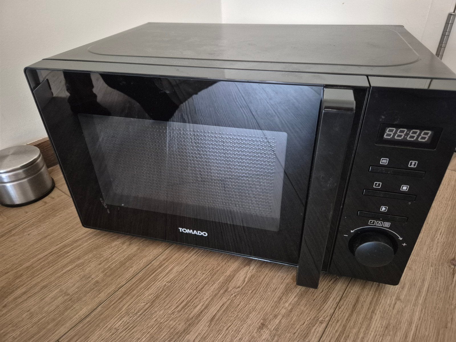 Tomado Solo Magnetron TMS2002B - Zwart, zo goed als nieuw, Ophalen, Minder dan 45 cm, Draaiplateau, Vrijstaand