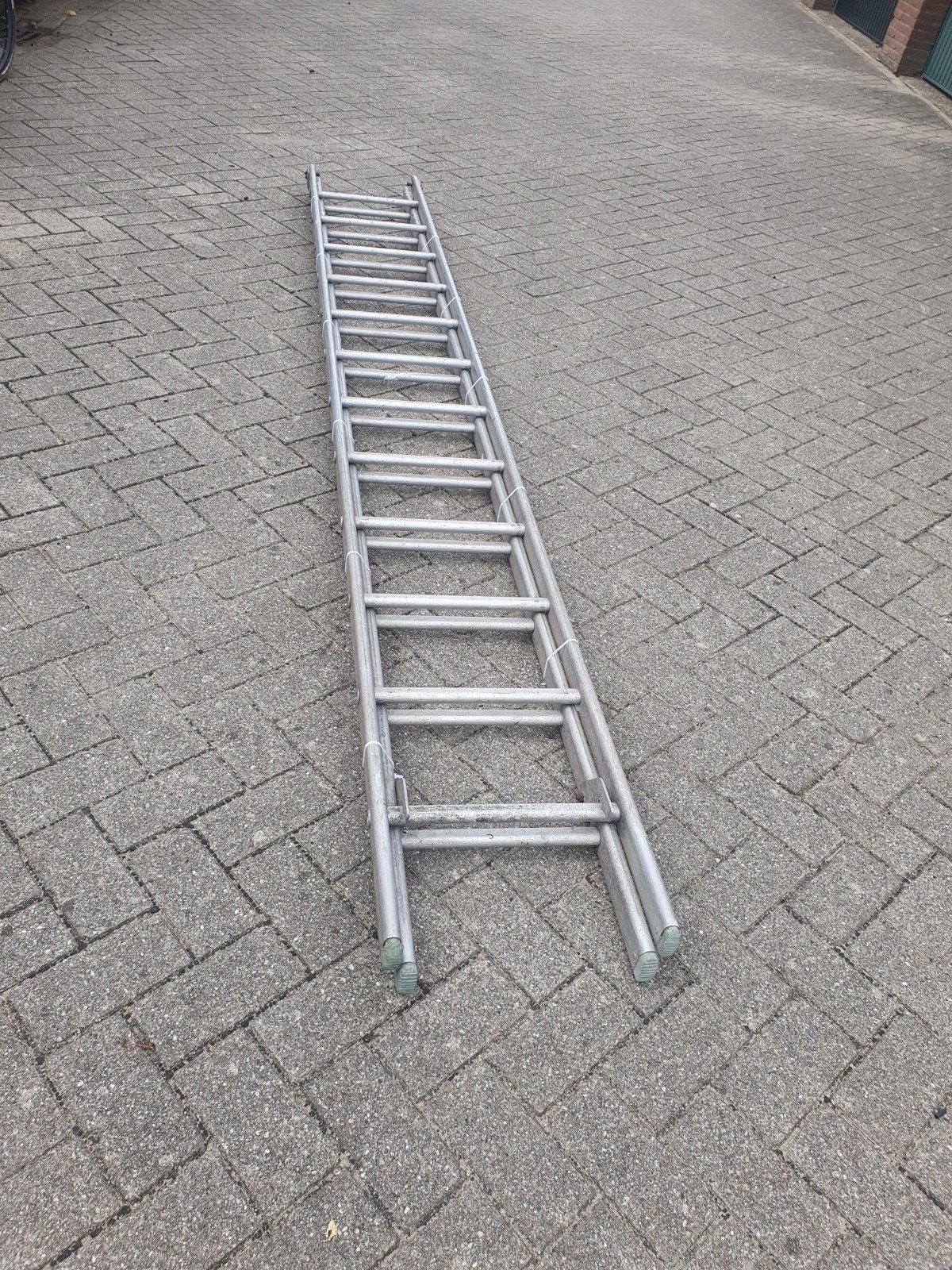 Aluminium uitschuifbare ladder - 4 meter of meer, Doe-het-zelf en Verbouw, Ladders en Trappen, Ophalen of Verzenden