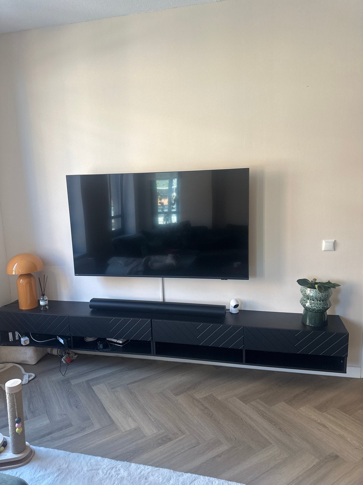 Zwart zwevend tv-meubel met lichte gebruikssporen, Huis en Inrichting, Kasten | Televisiemeubels, Overige materialen, Gebruikt